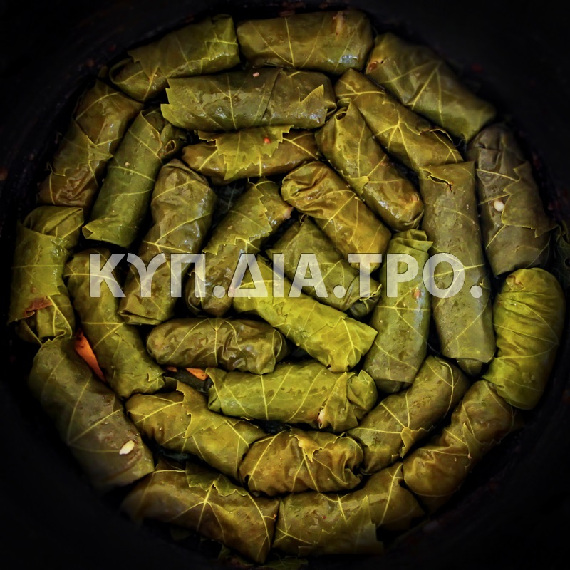 Παραδοσιακά κουπέπια με φύλλα αμπελιού και λαχανόφυλλα κατά την τοποθέτησή τους για ψήσιμο, Ξυλοτύμπου 2014. <br/> Πηγή: Χαράλαμπος Παρασκευά.